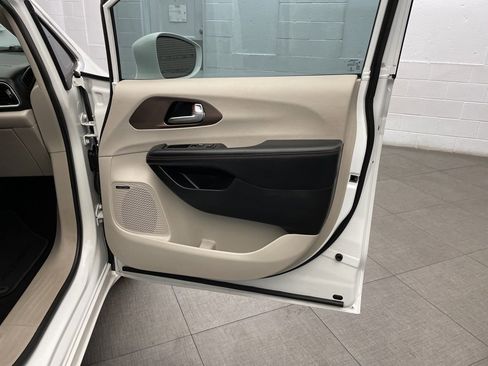 Used 2017 Chrysler Pacifica Touring-L Plus image 26