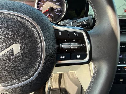 Used 2024 Kia Carnival EX FWD image 18