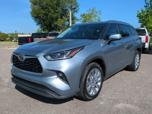 Used 2023 Toyota Highlander Limited FWD image 2