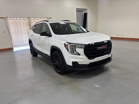 Used 2023 GMC Terrain SLT w/ Tech Package FWD image 2