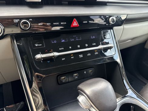 Used 2022 Kia Carnival EX FWD image 19