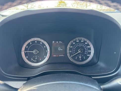 Used 2022 Hyundai Venue Limited image 24