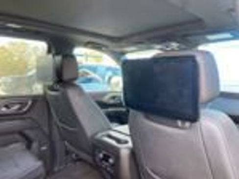 Used 2023 Chevrolet Suburban High Country image 3