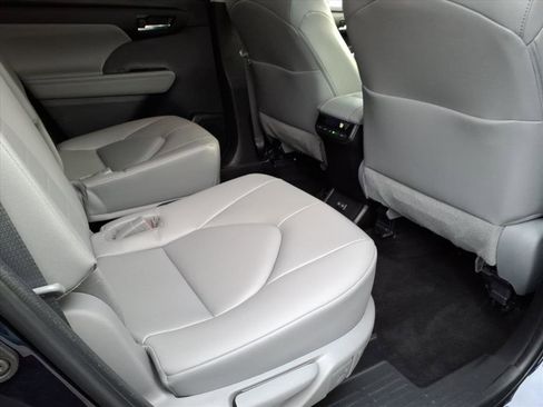 Certified 2023 Toyota Highlander XLE image 10
