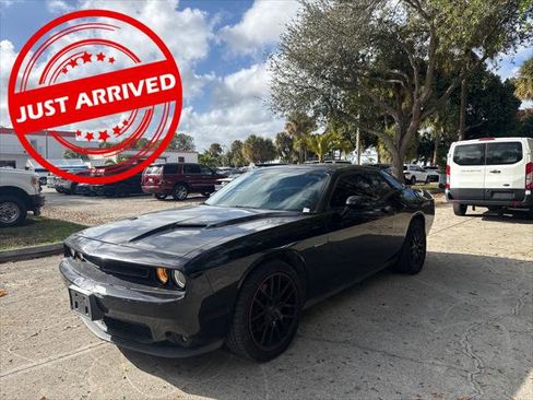 Used 2016 Dodge Challenger R/T image 1