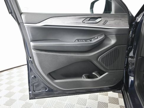 Used 2023 Jeep Grand Cherokee Limited image 19