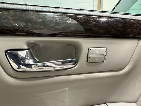 Used 2010 Cadillac DTS Luxury image 24