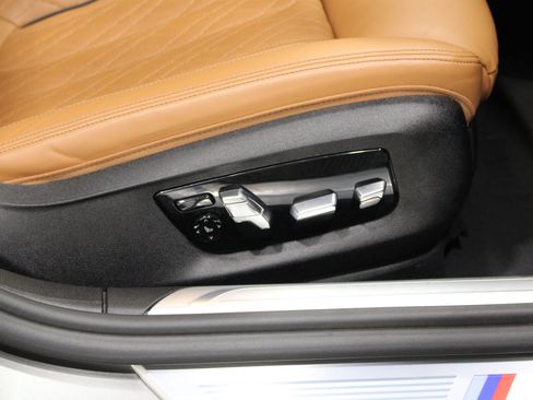Used 2020 BMW 750i xDrive w/ Executive Package AWD/4WD image 31