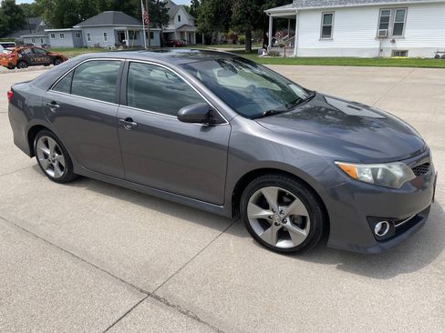 Used 2014 Toyota Camry SE w/ Leather Package FWD image 2