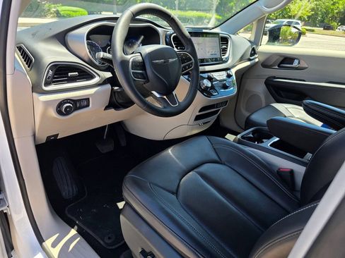 Used 2024 Chrysler Pacifica Touring-L FWD image 11