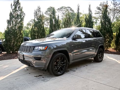Used 2022 Jeep Grand Cherokee Laredo X AWD/4WD image 7