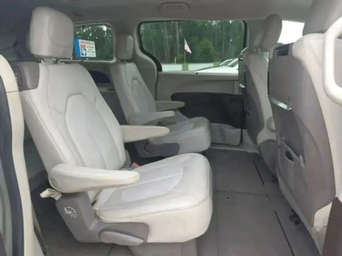 Used 2020 Chrysler Pacifica Touring-L Plus w/ Tire & Wheel Group FWD image 15