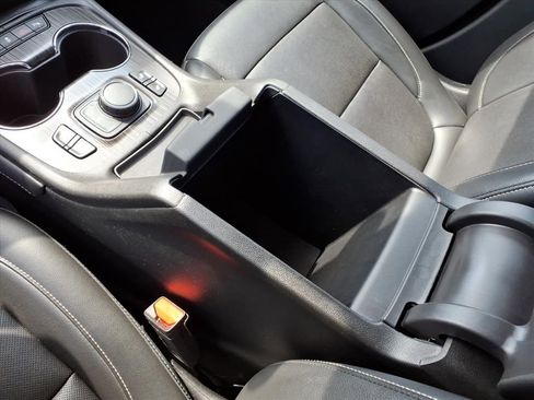 Used 2023 GMC Acadia SLT image 26