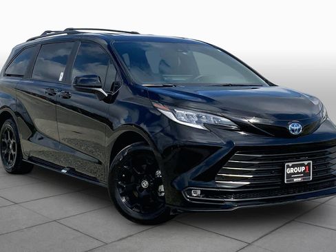 Used 2025 Toyota Sienna XLE Woodland Edition image 3