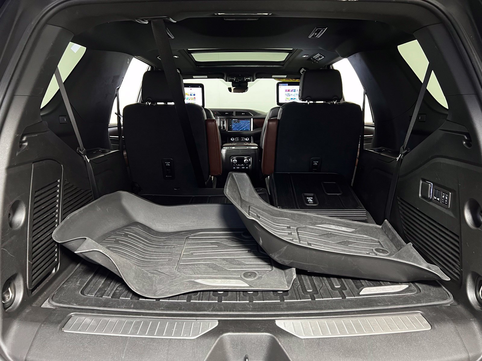 Used 2024 GMC Yukon Denali Ultimate AWD/4WD image 32