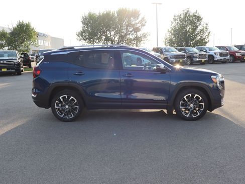 Used 2022 GMC Terrain SLT w/ Infotainment Package II AWD/4WD image 8
