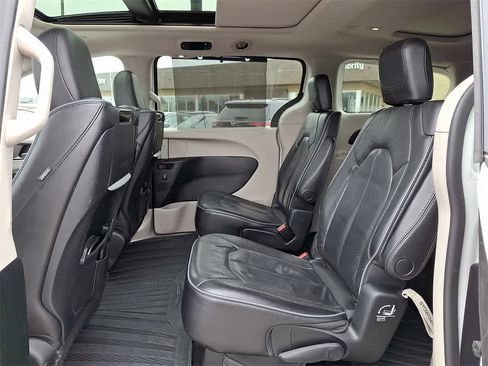 Used 2018 Chrysler Pacifica Limited image 9