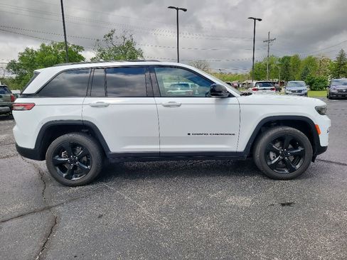 Used 2024 Jeep Grand Cherokee Altitude AWD/4WD image 4