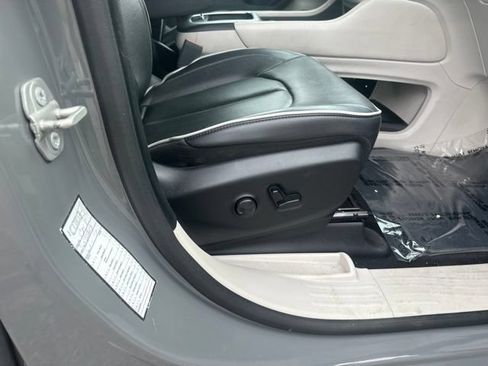 Used 2023 Chrysler Pacifica Limited FWD image 34