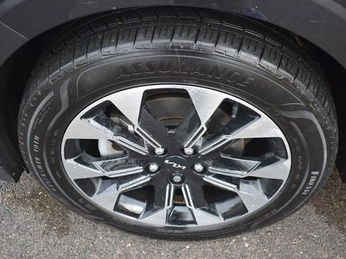 Certified 2023 Kia Carnival EX image 13