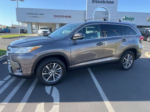 Used 2019 Toyota Highlander XLE FWD image 3