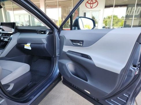 Used 2024 Toyota Venza LE AWD/4WD image 23