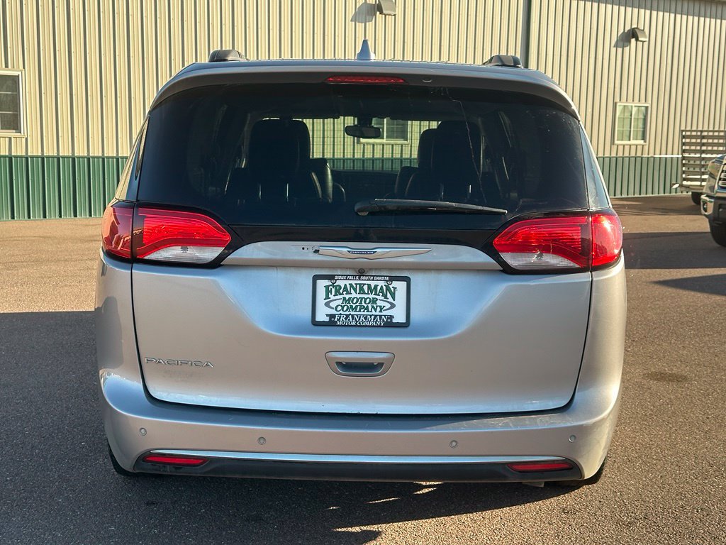 Used 2017 Chrysler Pacifica Touring-L FWD image 38