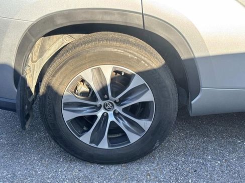 Used 2024 Toyota Highlander XLE image 5