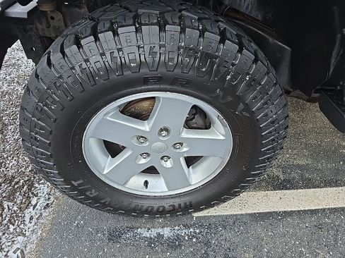 Used 2012 Jeep Wrangler Unlimited Sahara w/ Connectivity Group image 29