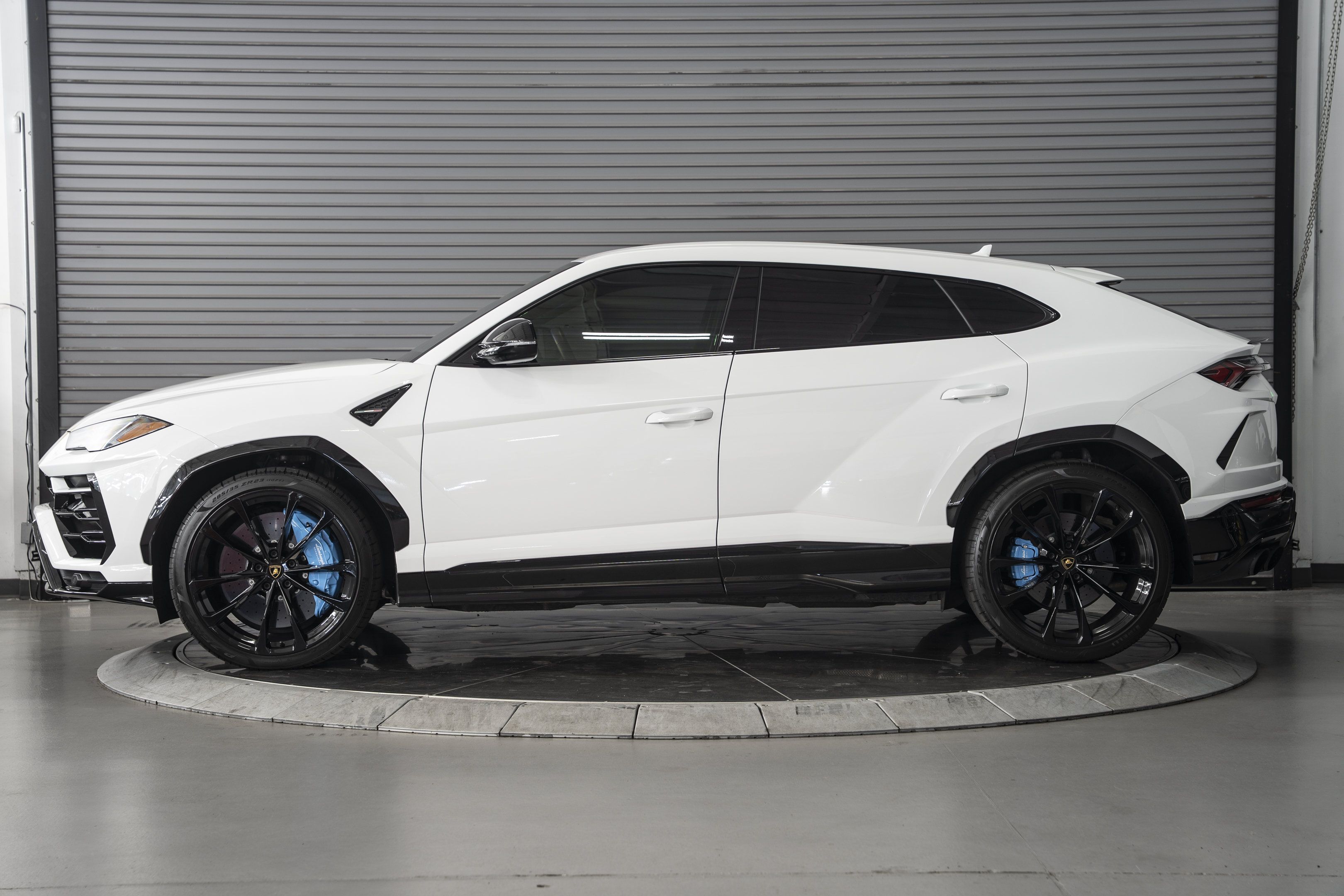 Used 2022 Lamborghini Urus AWD/4WD image 2