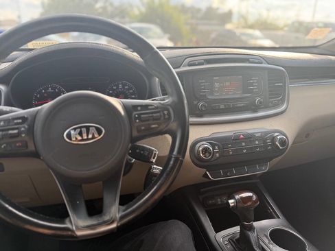 Used 2016 Kia Sorento LX w/ LX Convenience Package image 9
