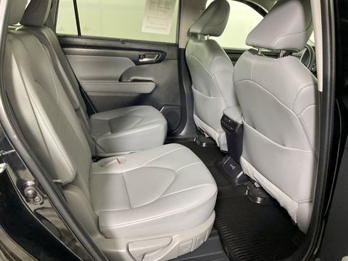 Used 2023 Toyota Highlander XLE AWD/4WD image 26