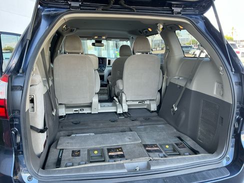 Used 2018 Toyota Sienna LE w/ Carpet Mat Package FWD image 31