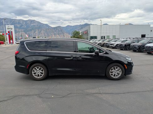 Used 2024 Chrysler Pacifica Touring-L FWD image 2