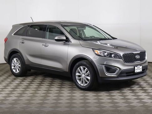 Used 2016 Kia Sorento L FWD image 2