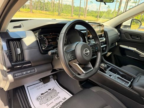 Used 2025 Nissan Pathfinder SV FWD image 13