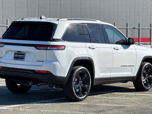New 2025 Jeep Grand Cherokee Limited w/ Black Appearance Package AWD/4WD image 3