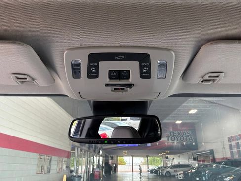 Used 2026 Toyota Sienna XLE FWD image 18