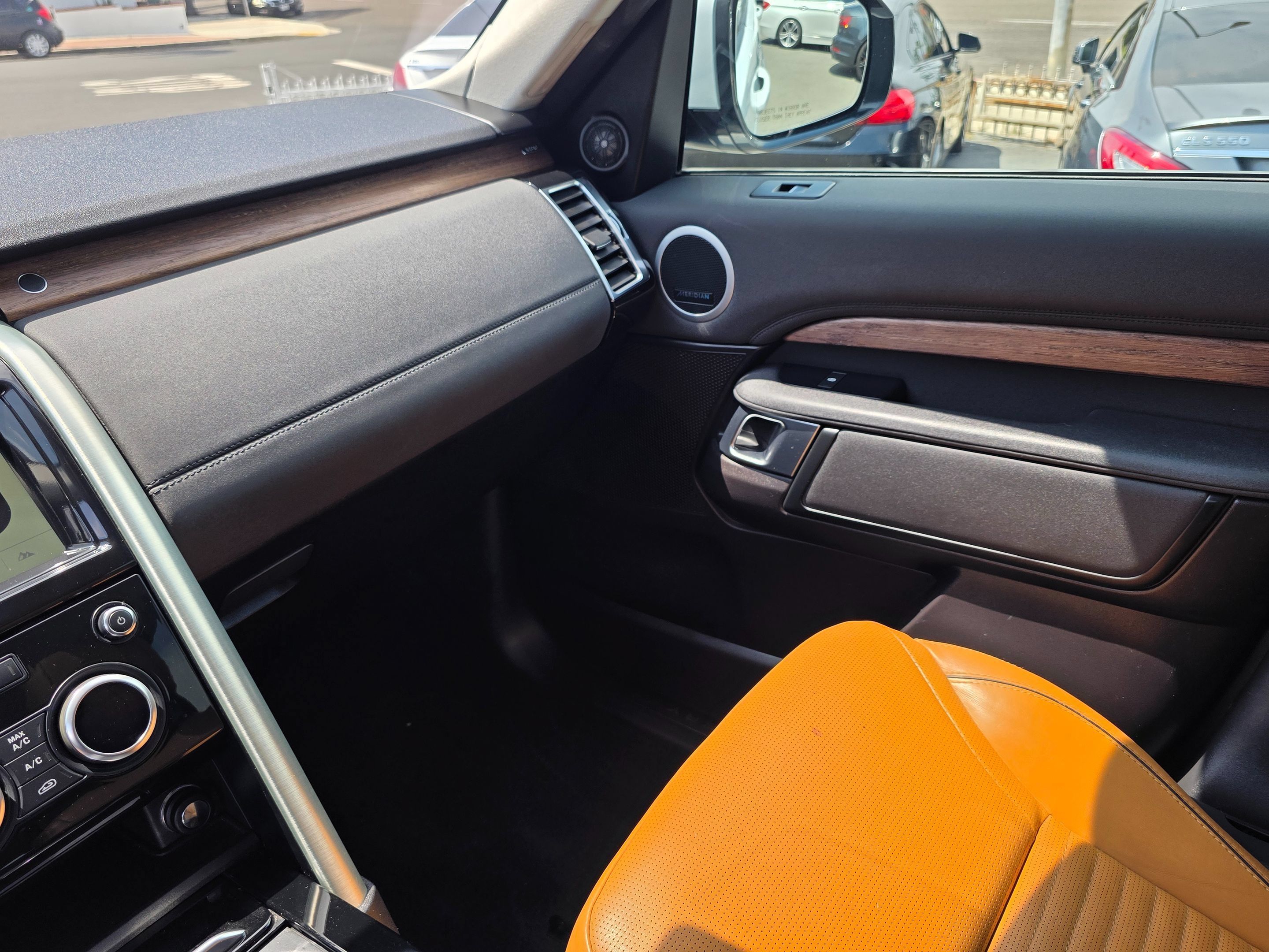 Used 2018 Land Rover Discovery HSE AWD/4WD image 40