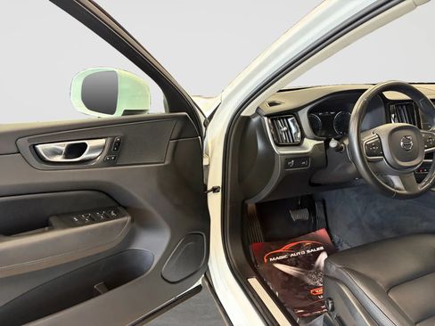 Used 2020 Volvo XC60 T5 Momentum AWD/4WD image 11