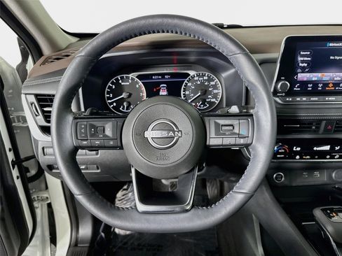 Used 2023 Nissan Rogue SV w/ SV Premium B Package FWD image 12