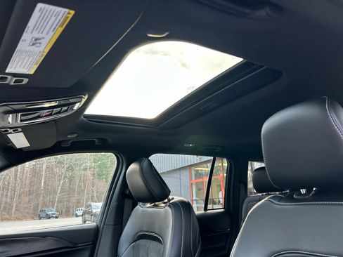 Used 2025 Jeep Grand Cherokee Laredo AWD/4WD image 29