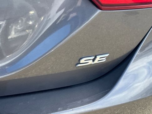 Used 2020 Toyota Camry SE image 21