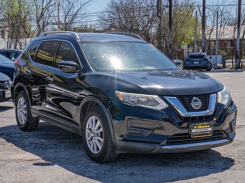 Used 2019 Nissan Rogue SV image 3