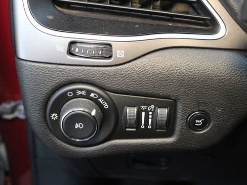 Used 2019 Jeep Cherokee 4WD w/ Comfort & Convenience Group image 16