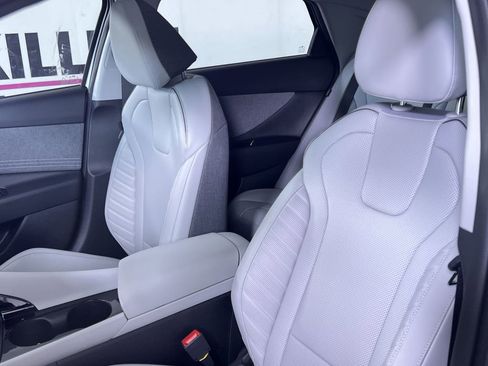 New 2025 Hyundai Elantra Limited image 12