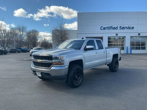 Used 2018 Chevrolet Silverado 1500 LT w/ Trailering Package image 9