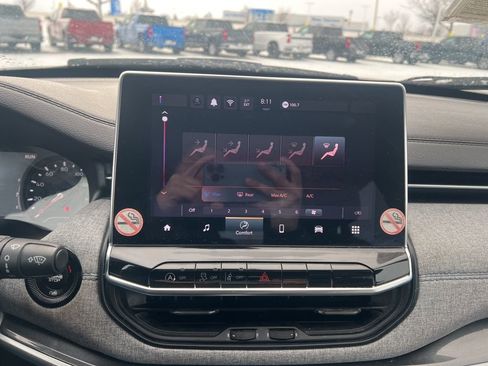 Used 2024 Jeep Compass Latitude image 18