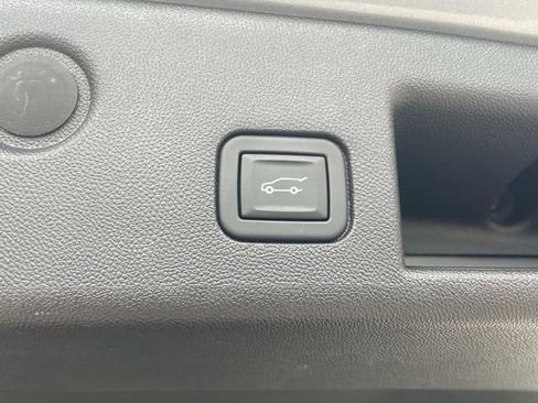 Used 2023 Chevrolet Equinox LT FWD image 9