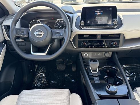 Used 2023 Nissan Rogue SV image 2